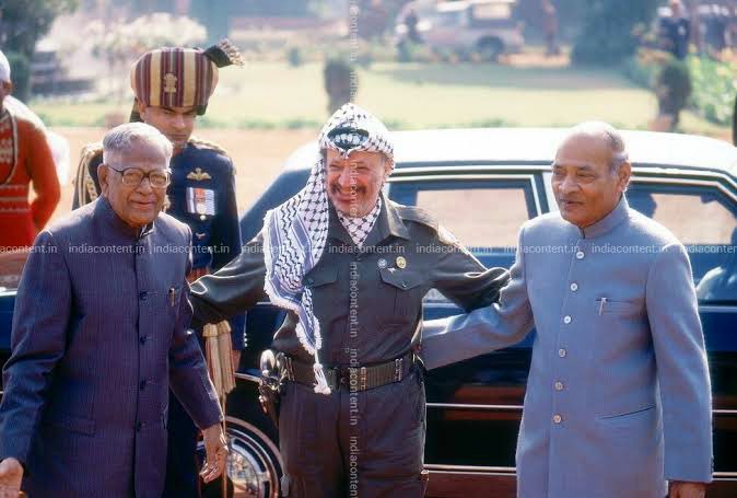 MohdMuzzammilK's tweet image. Archive
 #PalestineIndiaRelations #IndiaPalestineRelations 
#FilePhoto

#Palestinian leader, late Yasser Arafat &amp;amp; various Prime Minister’s of #India…..

#Palestine #PalestineUnderAttack 

@ranjona @irfhabib @BhavikaKapoor5 @yusufpore @Gabbar0099
