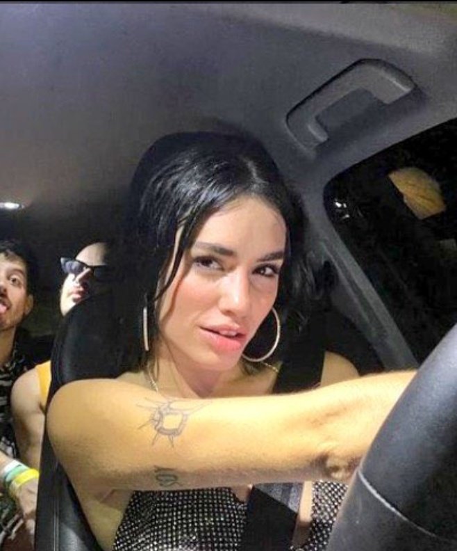 lo hermosa que es LALI hasta manejando 😍