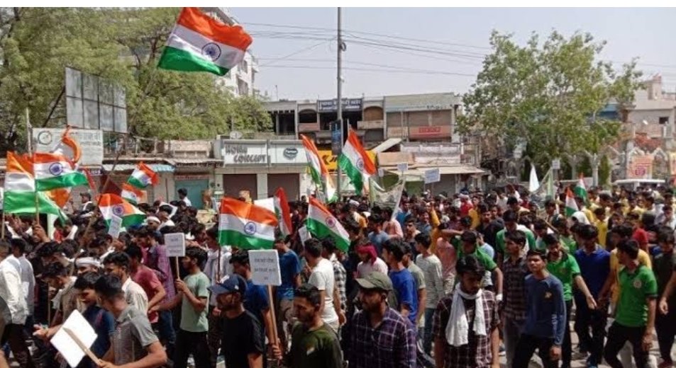 udaypratapsp72's tweet image. हम अग्निवीर से प्रभावित बच्चों का साथ देंगे।

हमारी अपनी लड़ाई है। 
देश की और भारतीय सेना की लड़ाई है।

हम लड़ेंगे।

जो अग्निवीर के साथ वो फौज के नमक का गद्दार।

जय हिंद।

🙏🏼🇮🇳#JusticeForDefenceStudents