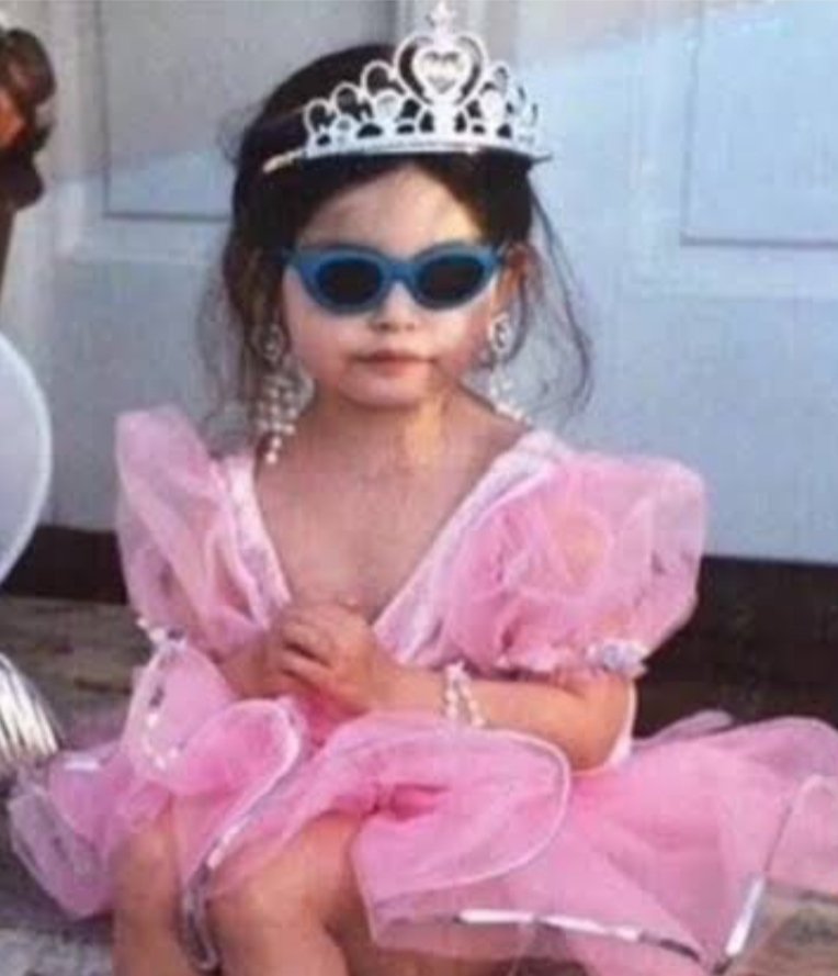 ChavezVitta's tweet photo. Yo toda una diva , despues de escuchar #40yMM , esperando que anuncien la nueva canción  de @monlaferte 🩷 https://t.co/Toc2nSBlPY