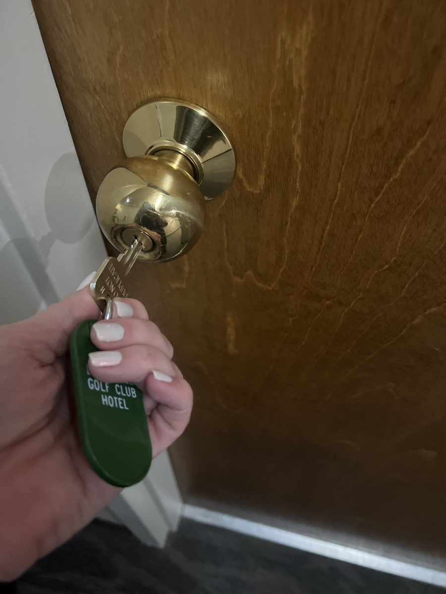monee2000's tweet photo. @Marriott  - in what world is it acceptable to not have a room available for a reservation made more than 3 weeks ago? And the solution? A third-tier “golf club” that’s not even a Marriott property? Absolutely UNACCEPTABLE!! The solution should have been BETTER not 10x worse!! https://t.co/dL03PR6qos