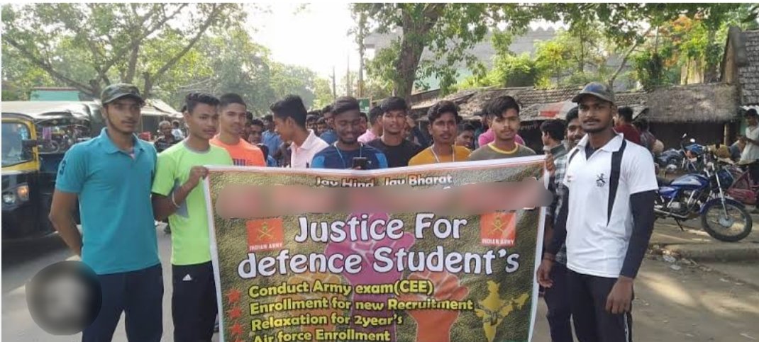 udaypratapsp72's tweet image. हम अग्निवीर से प्रभावित बच्चों का साथ देंगे।

हमारी अपनी लड़ाई है। 
देश की और भारतीय सेना की लड़ाई है।

हम लड़ेंगे।

जो अग्निवीर के साथ वो फौज के नमक का गद्दार।

जय हिंद।

🙏🏼🇮🇳#JusticeForDefenceStudents