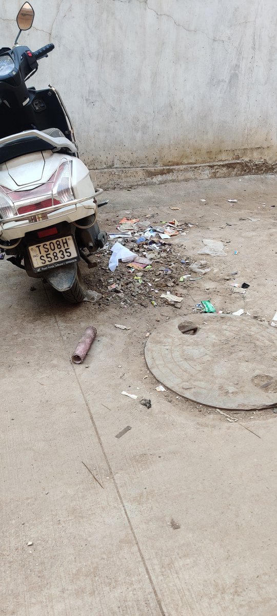 rubyroy24's tweet photo. @GHMCOnline @CommissionrGHMC @GadwalvijayaTRS @TelanganaPress_ Dear Team - It's been over 2 weeks now the roads have not been swept. Kindly take some action to clean the roads to justify the taxes we are paying and extra money that GHMC cleaners come and take from us. Fathenagar https://t.co/pfOmpWXfmp