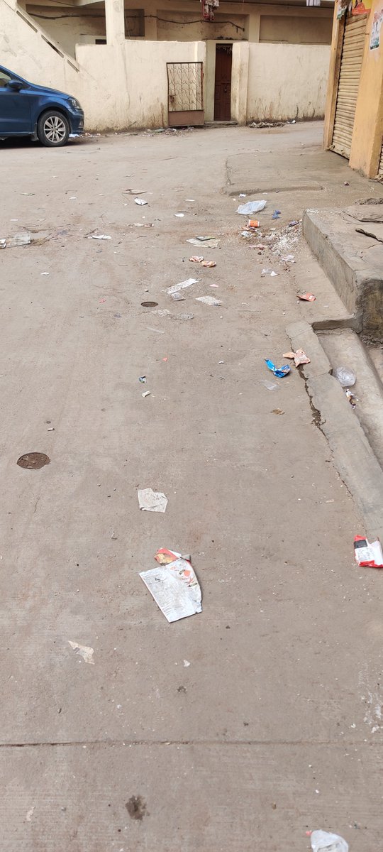 rubyroy24's tweet photo. @GHMCOnline @CommissionrGHMC @GadwalvijayaTRS @TelanganaPress_ Dear Team - It's been over 2 weeks now the roads have not been swept. Kindly take some action to clean the roads to justify the taxes we are paying and extra money that GHMC cleaners come and take from us. Fathenagar https://t.co/pfOmpWXfmp