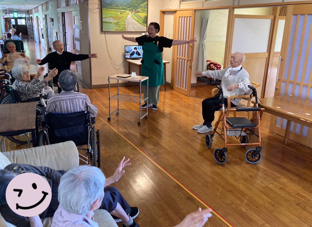 jujinosono's tweet photo. 2階の体操の様子です。職員の声掛けで1、2、1、2♪
#浜松市
#介護
#十字の園
＃体操 https://t.co/andfSnk8Nt