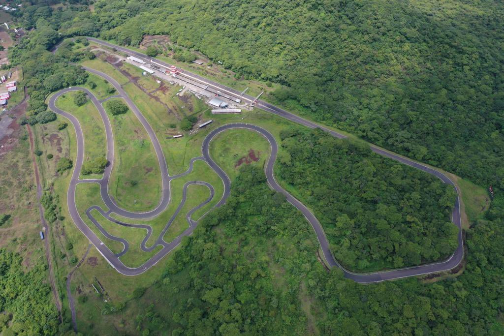 SivarNewsSV's tweet photo. 🏁 AUTORIDADES DE LA FIA INSPECCIONAN EL AUTÓDROMO EL JABALÍ

La Federación Internacional de Automovilismo (FIA) atendió una solicitud de inspección que hicieron las autoridades de el Autódromo El Jabalí, con el fin de recibir una retroalimentación con respecto a ajustes que se deben hacer en la pista sobre el tema de seguridad, ya que la idea es que a corto plazo se pueda recibir una certificación y se alberguen carreras oficiales de fórmula.