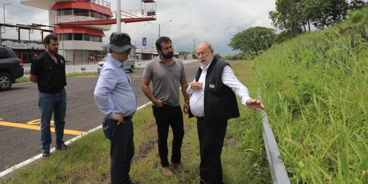 SivarNewsSV's tweet photo. 🏁 AUTORIDADES DE LA FIA INSPECCIONAN EL AUTÓDROMO EL JABALÍ

La Federación Internacional de Automovilismo (FIA) atendió una solicitud de inspección que hicieron las autoridades de el Autódromo El Jabalí, con el fin de recibir una retroalimentación con respecto a ajustes que se deben hacer en la pista sobre el tema de seguridad, ya que la idea es que a corto plazo se pueda recibir una certificación y se alberguen carreras oficiales de fórmula.