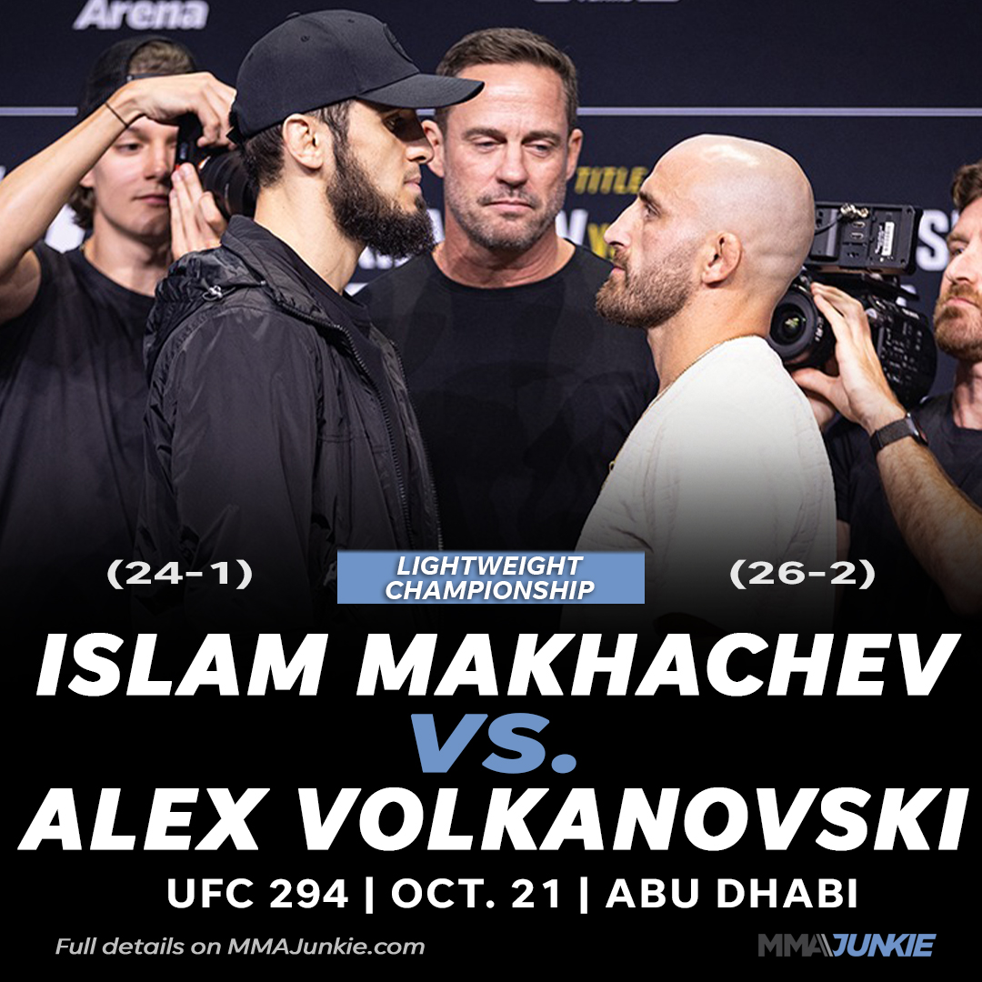 MMAJunkie's tweet photo. Charles Oliveira is OUT of #UFC294. Islam Makhachev will rematch Alexander Volkanovski for lightweight gold next week in Abu Dhabi. 😳 

Full story: https://t.co/a9LC7pIXA0 https://t.co/qVsPE5a2la
