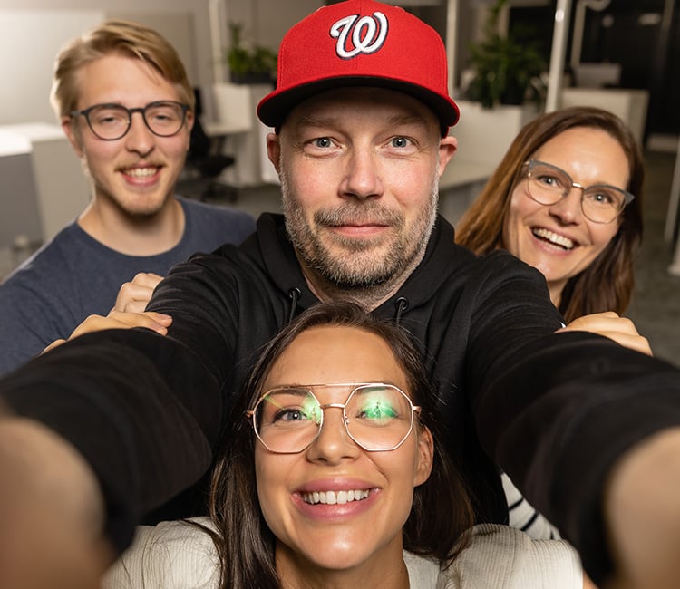 Tänään on #suomalaisenkoodinpäivä! Päivä juhlistaa suomalaista ohjelmistoalan osaamista ja sitä, että ala on Suomessa merkittävä työllistäjä. Samalla se muistuttaa siitä, että #ohjelmistoala lle tarvitaan monenlaisia ihmisiä. Tutustu ihmisiimme Digialla eu1.hubs.ly/H05HbY20