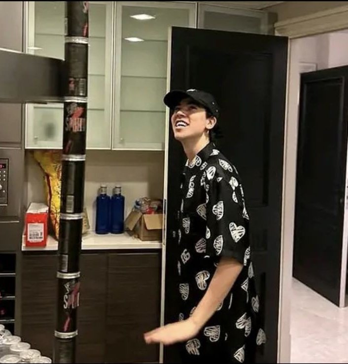elenzq's tweet photo. feliz cumpleaños a mi stremar fav, el streamer más creativo, divertido, interactivo y maravilloso q hay, q habla libremente de lo q quiere y como quiera y q entre las estupideces q dice para entretener saca algún consejo útil, feliz cumple spreen 💕 https://t.co/MZOYqsZ173