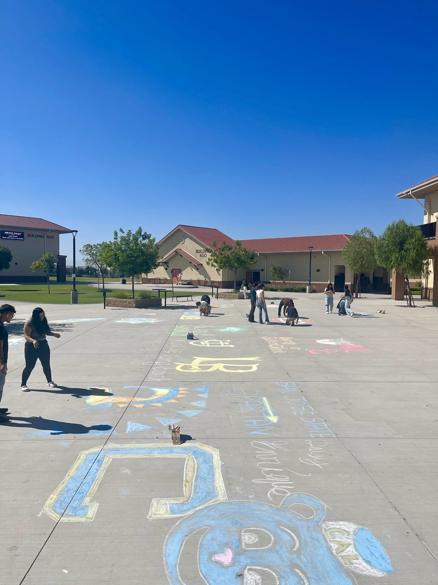 OV_AVID's tweet photo. College and Career week has kicked off at OV! 
Chalk Art to show all the students some of the great colleges out there! 
@ErickaMcMahon_ @AVID4College @AVIDRivCo https://t.co/DMc2u57JzJ
