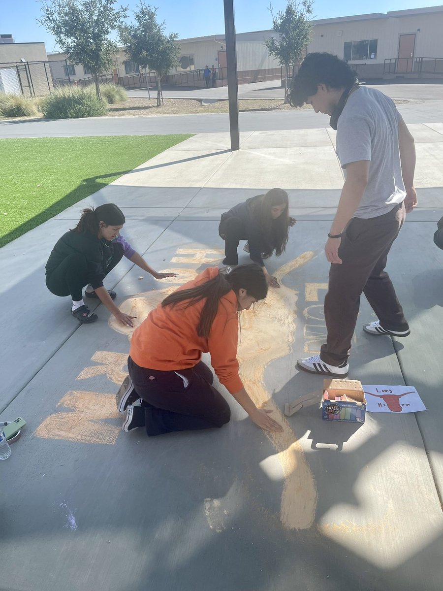OV_AVID's tweet photo. College and Career week has kicked off at OV! 
Chalk Art to show all the students some of the great colleges out there! 
@ErickaMcMahon_ @AVID4College @AVIDRivCo https://t.co/DMc2u57JzJ