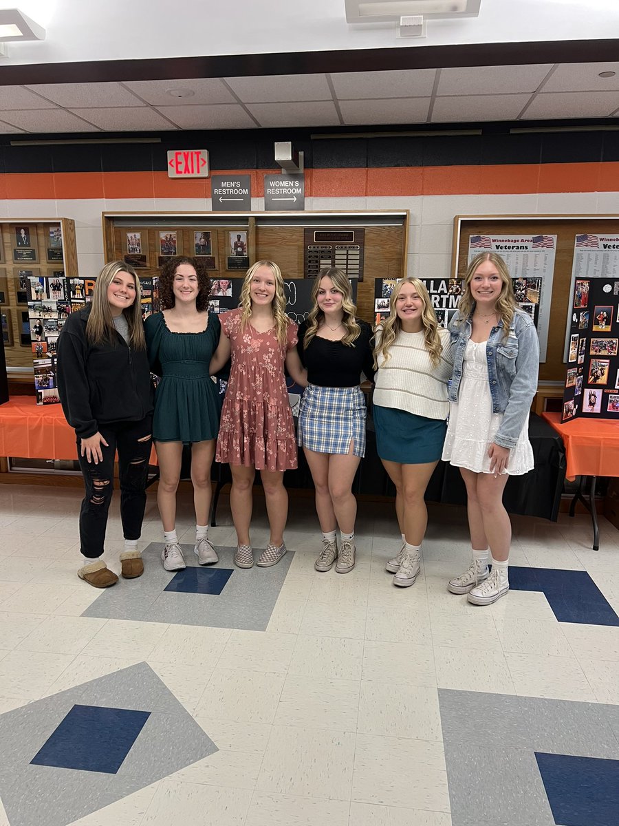 CONGRATS to all of our seniors on a very successful senior night against Dixon! Varsity won 2-0🧡 We appreciate everything you’ve done for the program and we can’t wait to see what you’ll do next after high school !!