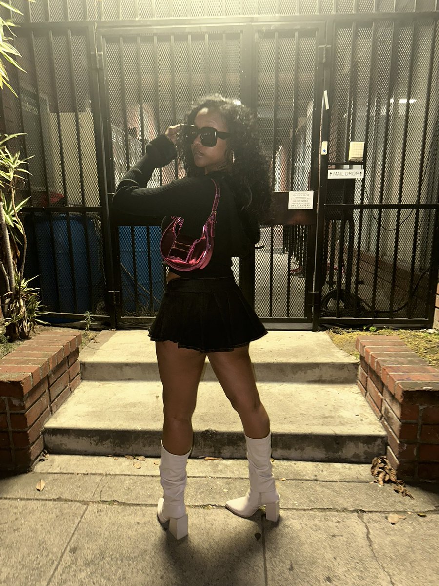 khadiTOUfine's tweet photo. ...ima just let the phone ring https://t.co/deyMtZOMP7