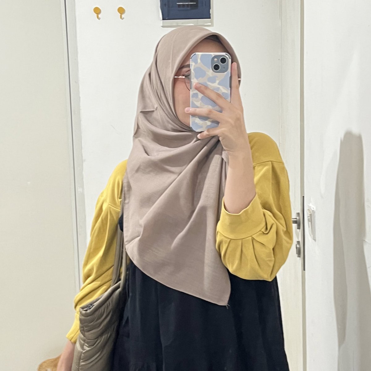 crankygvrl's tweet photo. stop pake hijab iket leher karna gue cepet pusing anaknya dan akhirnya konsisten pake hijab ini dari bulan april KARNA SUPER NYAMAN🥺♡ https://t.co/MazmpxrGcR