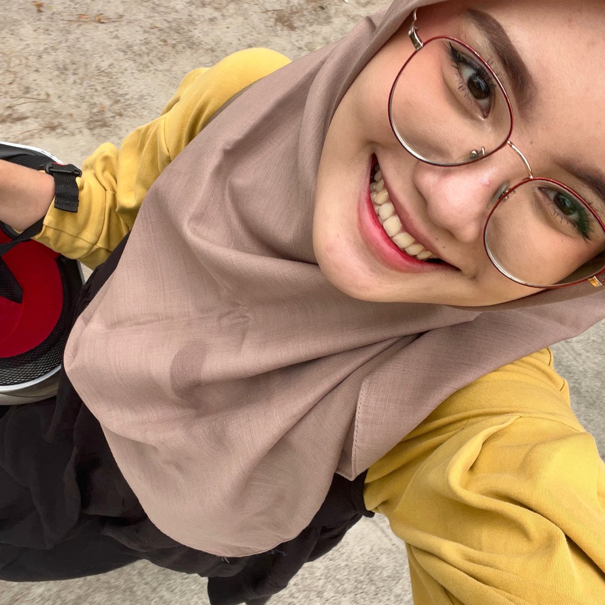 crankygvrl's tweet photo. stop pake hijab iket leher karna gue cepet pusing anaknya dan akhirnya konsisten pake hijab ini dari bulan april KARNA SUPER NYAMAN🥺♡ https://t.co/MazmpxrGcR