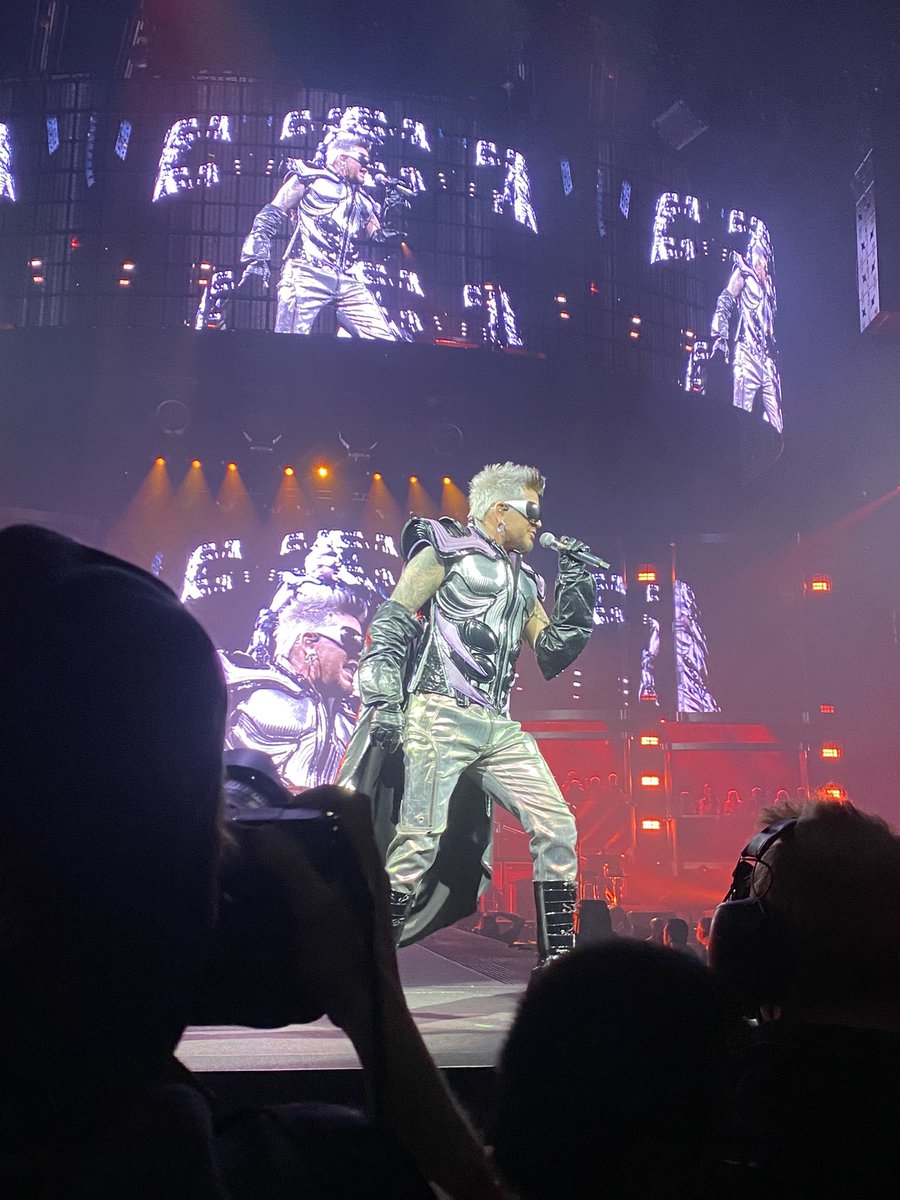 derocom1's tweet photo. 初海外で初の海外コンサートは
QALデトロイトコンサート！
最高ーーーー！

とんでもない席をだった
(良い意味で)
最前列のほぼ中央 https://t.co/Z4j3ghbSDy