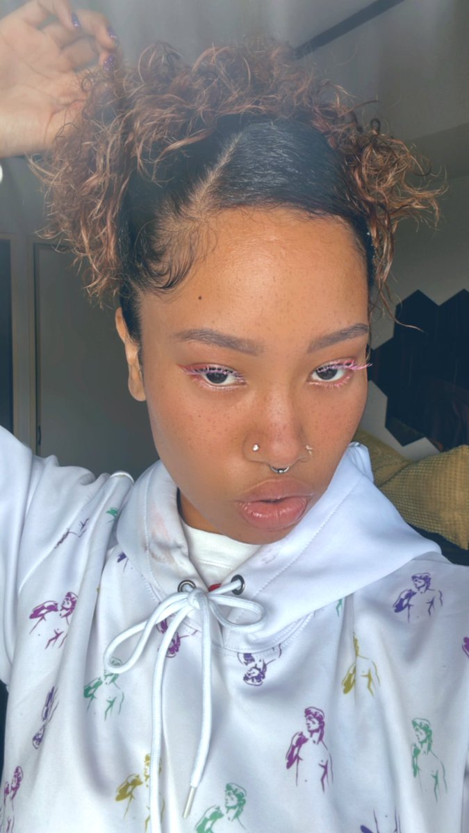 GalTokyo's tweet photo. Pinky lashes is vibe🌸

#colorlashes #makeupidea https://t.co/dAZjH8yZbL
