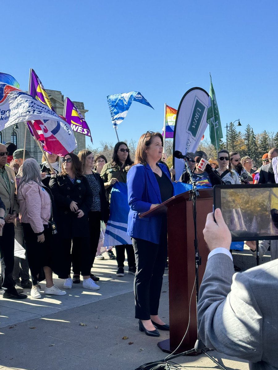 nathaniel_teed's tweet photo. At least a thousand plus gathered to denounce Scott Moe’s invocation of the notwithstanding clause to roll back the human rights of trans and queer youth.

Parental inclusion in education is crucial, but we will never out vulnerable queer and trans kids. 🏳️‍⚧️🏳️‍🌈

#skpoli #sask https://t.co/lmu6nPvQel