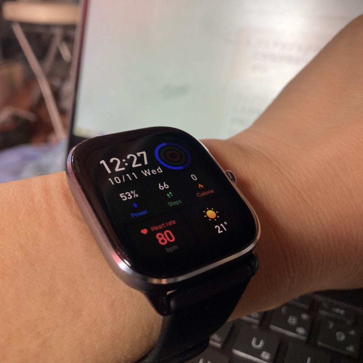 pirocoro's tweet photo. スマートウォッチ買い替え。
アップルウォッチもどき🍎
今まで使ってたスマートウォッチ(スマートバンド)と同じアプで、データもそのまま引き継げるし、場合によっては使い分けできるのが良い。
#miband4 から
#AmazfitGTS4Mini へ。 https://t.co/O3YDmgjpzC
