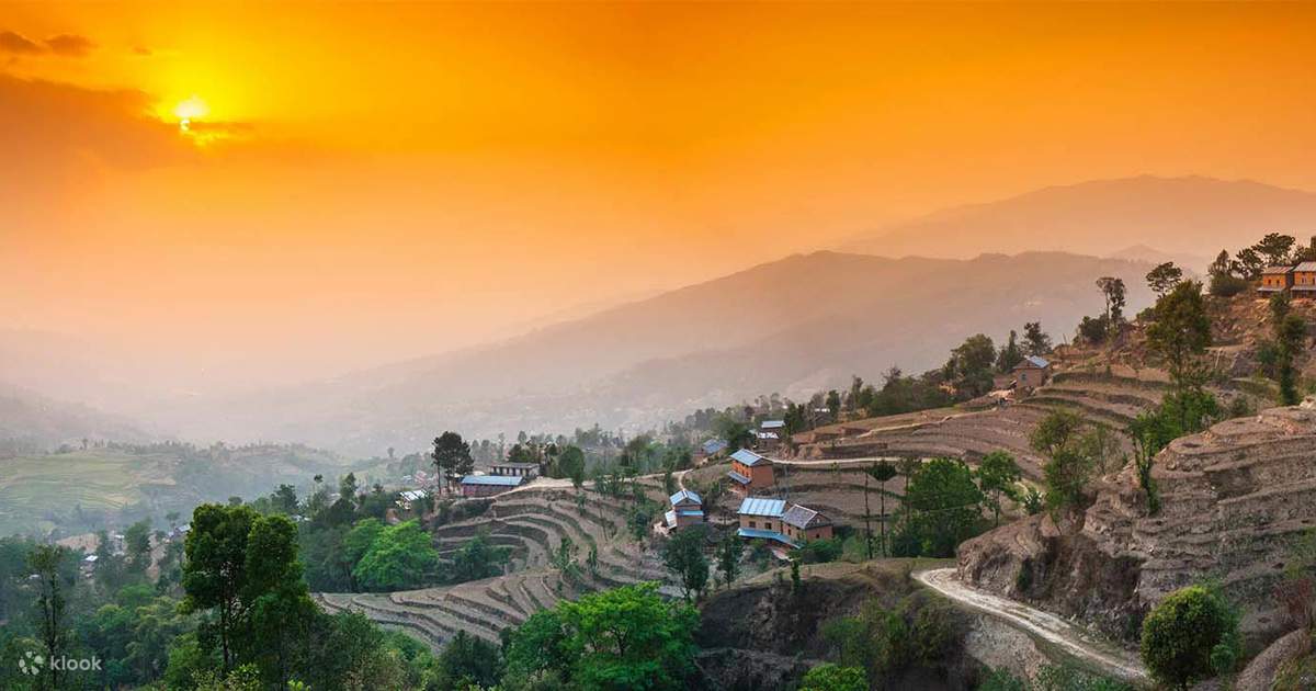 घाम उदाउँछ,दिन हुन्छ
दिन पनि एकछिन हुन्छ।
रात पर्छ,बिहान हुन्छ
यही क्रम हरदिन हुन्छ।

जीवन हुन्छ,यात्रा हुन्छ
सुख हुन्छ,दु:ख हुन्छ।
कहिले ठूलो कथा हुन्छ
कहिले व्यथा मिहिन हुन्छ।

मिलन हुन्छ बिछोड हुन्छ
रङ्गिन अनि रङ्गहीन हुन्छ।
घाम उदाउँछ,दिन हुन्छ
दिन पनि एकछिन हुन्छ।
•विस्मय😊
