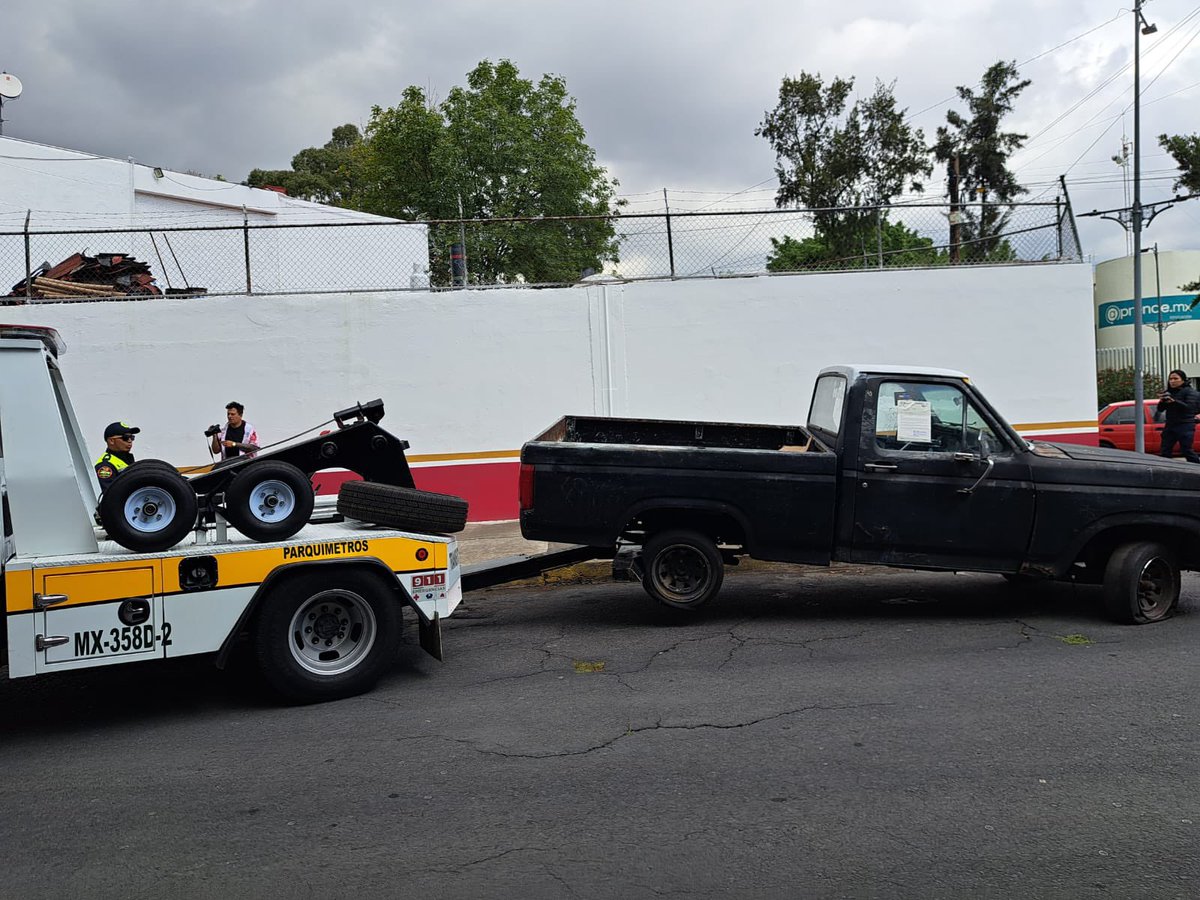 jmorenocdmx's tweet photo. Se retiraron 13 vehículos que se encontraban en estado de abandono en calles de la alcaldía Venustiano Carranza.

Estos vehículos suelen ser foco de infecciones, acumulan basura en su interior y pueden ser inseguros para la ciudadanía. https://t.co/FRqTF52JEi