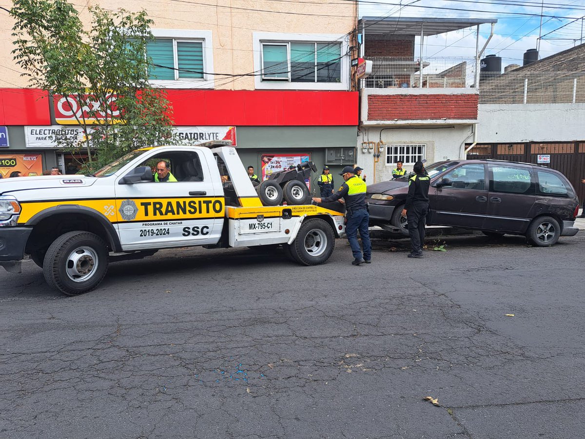 jmorenocdmx's tweet photo. Se retiraron 13 vehículos que se encontraban en estado de abandono en calles de la alcaldía Venustiano Carranza.

Estos vehículos suelen ser foco de infecciones, acumulan basura en su interior y pueden ser inseguros para la ciudadanía. https://t.co/FRqTF52JEi