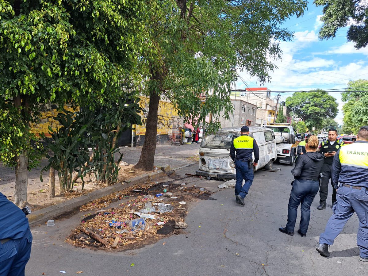 jmorenocdmx's tweet photo. Se retiraron 13 vehículos que se encontraban en estado de abandono en calles de la alcaldía Venustiano Carranza.

Estos vehículos suelen ser foco de infecciones, acumulan basura en su interior y pueden ser inseguros para la ciudadanía. https://t.co/FRqTF52JEi