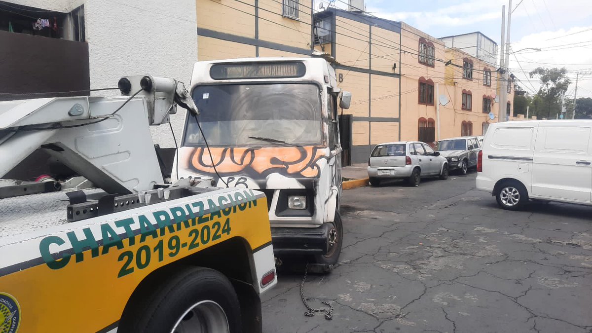 jmorenocdmx's tweet photo. Se retiraron 13 vehículos que se encontraban en estado de abandono en calles de la alcaldía Venustiano Carranza.

Estos vehículos suelen ser foco de infecciones, acumulan basura en su interior y pueden ser inseguros para la ciudadanía. https://t.co/FRqTF52JEi