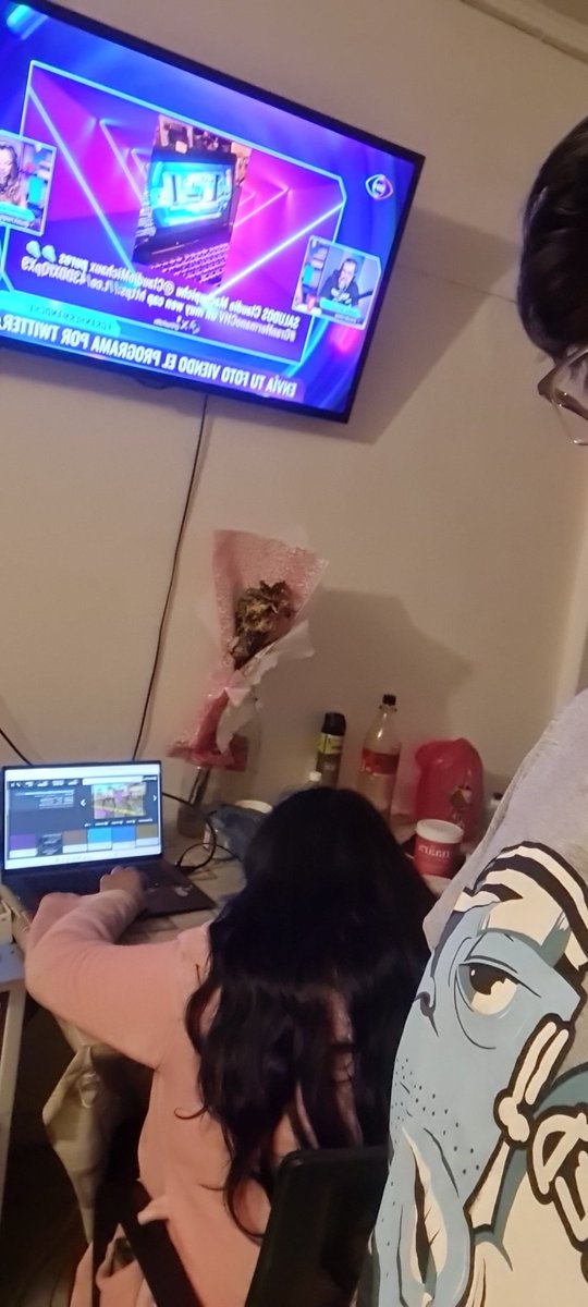 OTBmavk's tweet photo. Mi pareja trabajando mientras vemos al real quese mayor en #GranHermanoCHV 
@ClaudioMichaux un saludo a la nelimbicsss https://t.co/oKlhfbDmMc