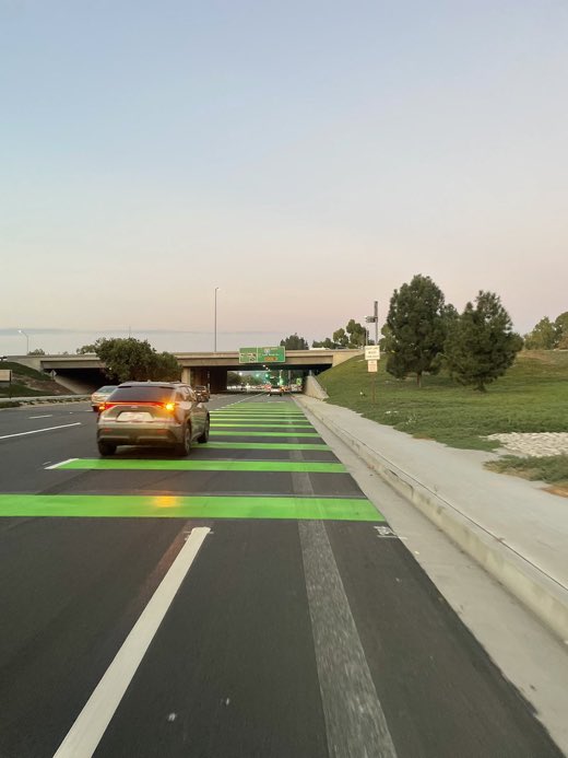 CAScrubJ's tweet photo. @City_of_Irvine, this is not okay. If anything you’ve increased the danger by giving unknowing cyclists a false sense of safety. These conflict zones are 100ft long. You’re sandwiching riders between two 60mph car lanes with no barriers. This is going to get someone killed. https://t.co/w1KEjBknVn