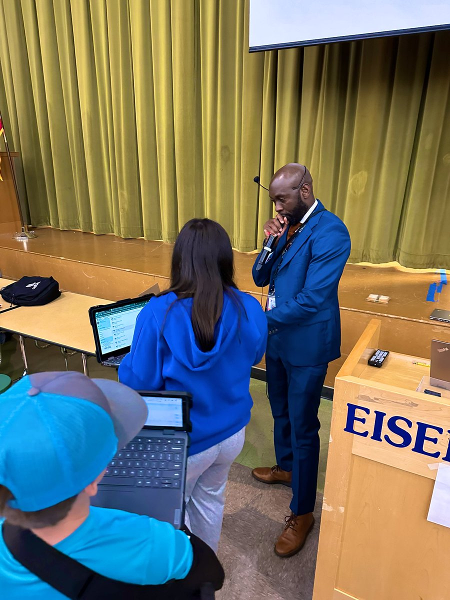 EEisenhowerms's tweet image. Day 25 of #180daysoflearning experiences at IKE.  Celebrating the 7th grade students that met the math Unit assessment goal.  Keep
Working kids we will have more opportunities through the year. #KidsLearnAtIKE @WilnicG @DrIanBSaltzman @EPS_Region3 @EPS_DeputySupt @EverettSchools