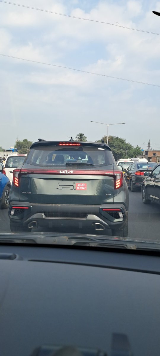 shethmh's tweet photo. @MumbaiRTO talking on phone while driving https://t.co/akRvvWfhqr
