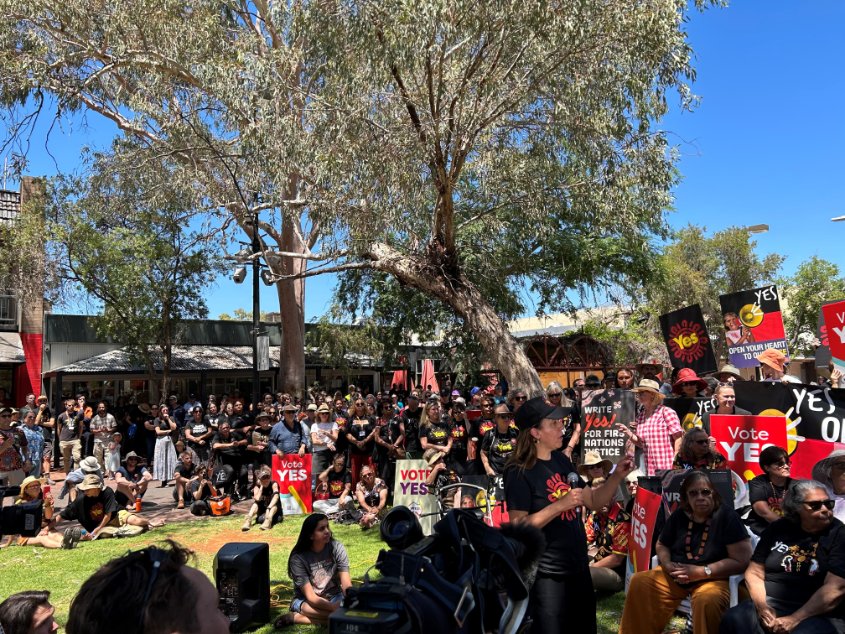 Huge show of support for YES in Alice Springs where grassroots Indigenous DV workers urge the nation to move forward with Voice. 'We need this' because No means more of same, more women & children lost to DV.
#voteyes #yes23 #Voice #empowerment #betterresults #peoplenotpollies