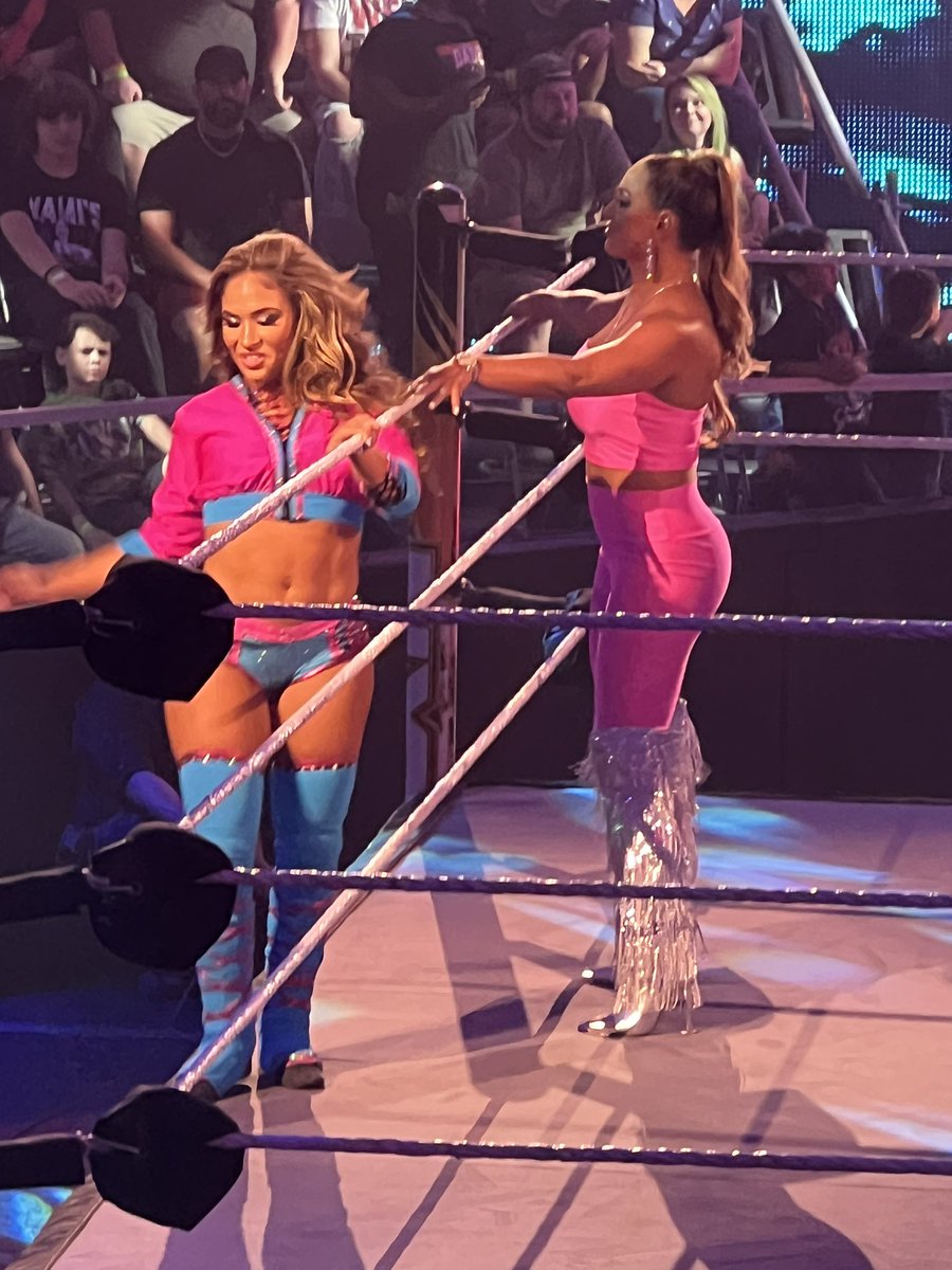 WWETony23's tweet photo. I got some cool pics of @lolavicewwe tonight. What an amazing night! https://t.co/wqnMQwCBa0