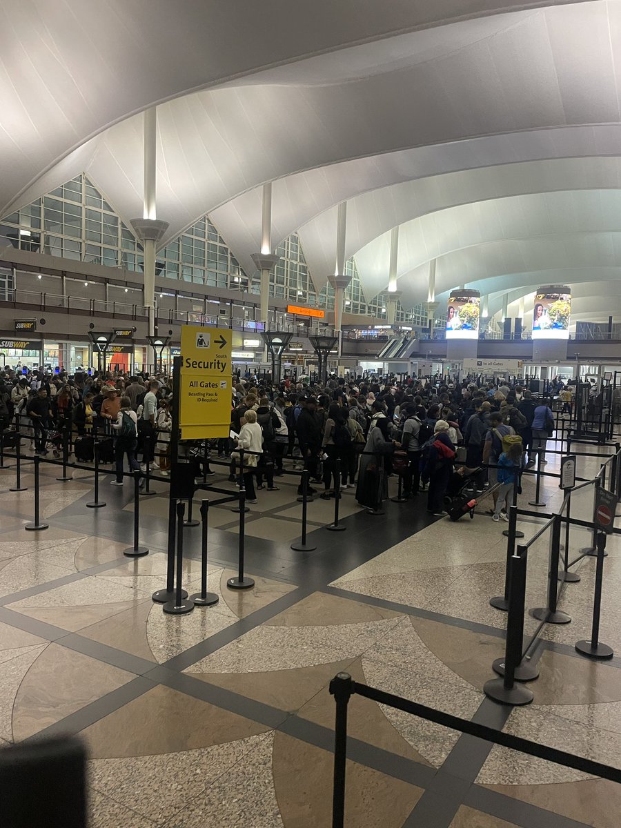 Melimel540's tweet image. good bye, colorado. until next time. 🥹 #5280love 

ps. i thought traveling later would be less crowded but here we are. 😅