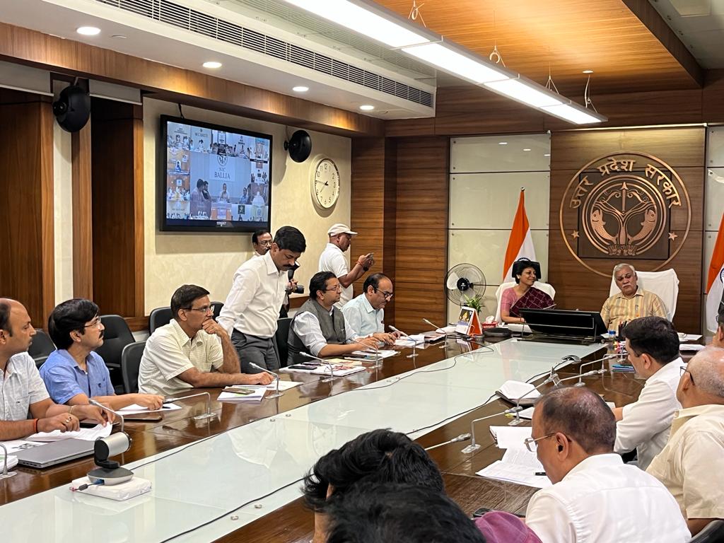 Chief Secretary, Sh. Durga Shankar Mishra, Govt. of Uttar Pradesh &amp; Smt. <a href="/mahajan_vini/">Vini Mahajan</a>, Secretary <a href="/MoJSDDWS/">Department of Drinking Water & Sanitation (#DDWS)</a> jointly reviewed the progress of implementation of #SBMG and #JJM. 
The status of #ODFPlus achievements and SLWM activities in rural areas of #UttarPradesh
was discussed