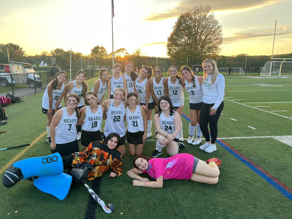 Brewster_FH's tweet photo. Varsity and JV Won Tonight 🤩💚🐻🏑
Congratulations to our seniors Ava and Eliana! Thank you to @BHSPerfArts for a memorable night! 
#GOBEARS
@BCSD_Athletics @brewsterschools @Miss__Corbett @CherylCorbett11 @CoachJPurcell https://t.co/lwXuO14Q7k
