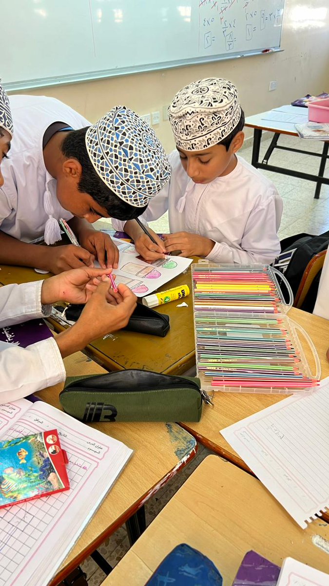 EduGovDhr7404's tweet photo. التنوع في استراتيجيات التدريس ، تعمل على دفع الطلبة نحو التفاعل والمشاركة في الموقف التعليمي . ضرب الكسور للصف الثامن نفذه الأستاذ محمد العيسائي ، مستخدماً استراتيجية طبقات الآيسكريم. https://t.co/Jv4guL6CAC