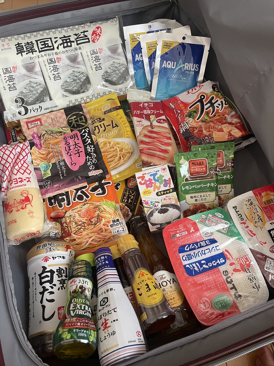 yuuridayo79's tweet photo. スーツケースの半分😂😂😂www https://t.co/phvlUkf30k
