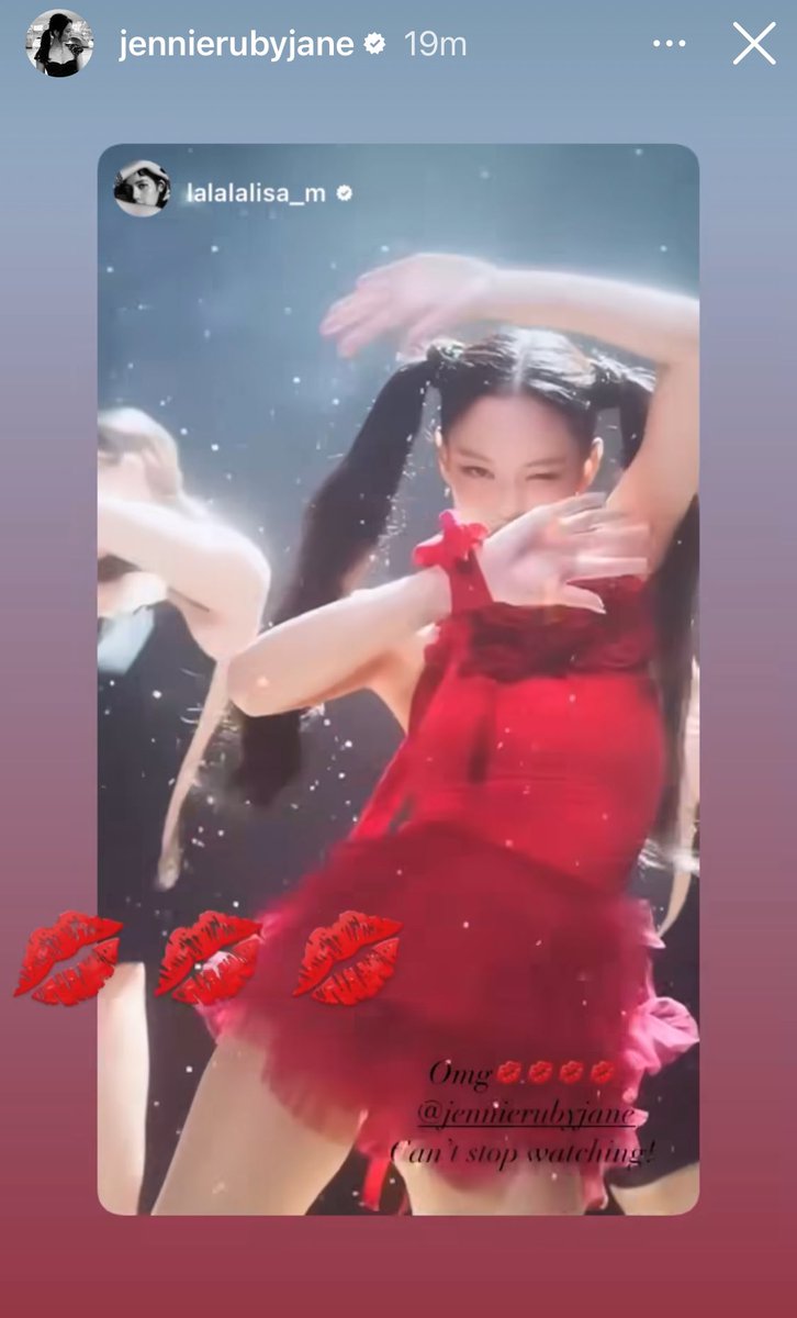 iamkoyjung's tweet photo. LISA : OMG 💋💋💋💋หยุดดูไม่ได้เลย 
JENNIE : 💋💋💋 (เทอจุ๊ฟมาพี่จุ๊ฟกลับไม่โกงค่ะ)

..คู่นี้เค้าทันกันมากนะ ☺️😉🫣 #YOUANDME https://t.co/Xpq7VGFrFr