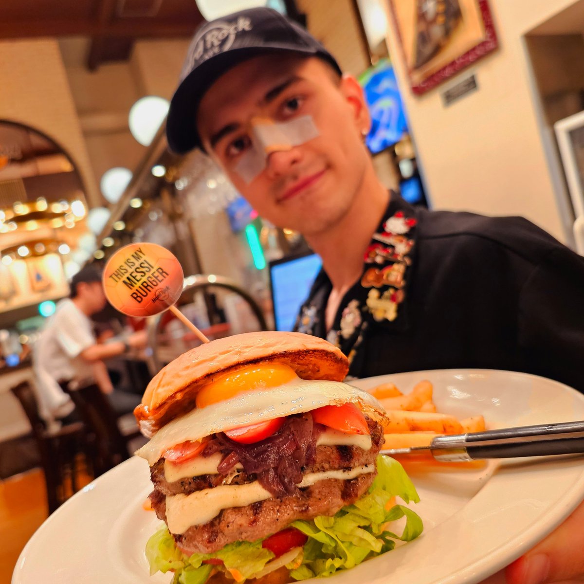 hrcuyenoeki's tweet photo. Taste of Victory!!リオネル・メッシ氏考案のMESSI BURGERが好評販売中♪
これが勝利の味‼あなたもハードロックカフェでぜひ味わって👑
#LionelMessi #Messi #MessiBurger #theGOAT #リオネルメッシ #メッシ #メッシ選手
#HardRockCafe #ハードロックカフェ https://t.co/zzwQ13g8NL