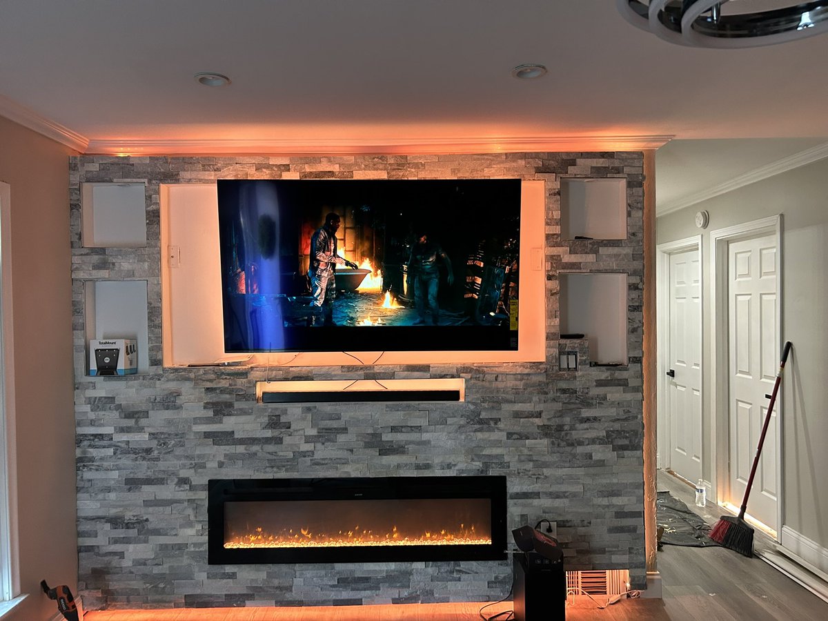 He2real__'s tweet image. I’m Terrell from Detroit. This is my art 🏚️➡️🏠