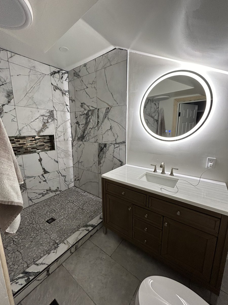 He2real__'s tweet image. I’m Terrell from Detroit. This is my art 🏚️➡️🏠