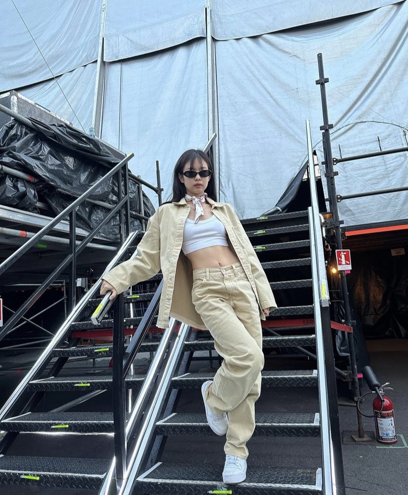 ventokki's tweet photo. PH LFB WTS #JENNIEFORCALVINKLEIN

denim overshirt in mojave desert (size L)  as seen on jennie, jisoo, and me lol (wearing the chalk blue version)
price: PHP 10,950 (SRP in the PH!!! and negotiable if you’re nice lol)
reason for selling: too big for me

#blackpink #jennie https://t.co/yL6BfxvRoS