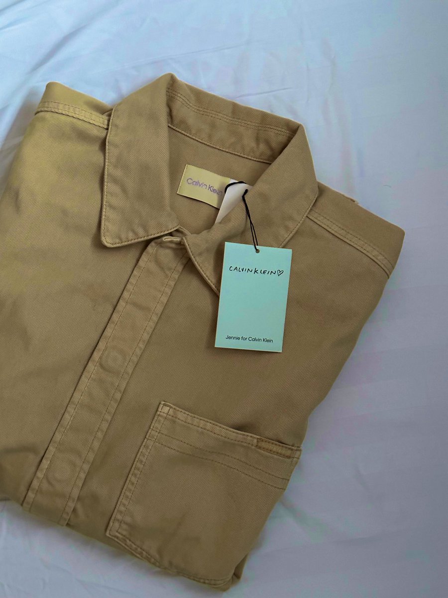 ventokki's tweet photo. PH LFB WTS #JENNIEFORCALVINKLEIN

denim overshirt in mojave desert (size L)  as seen on jennie, jisoo, and me lol (wearing the chalk blue version)
price: PHP 10,950 (SRP in the PH!!! and negotiable if you’re nice lol)
reason for selling: too big for me

#blackpink #jennie https://t.co/yL6BfxvRoS