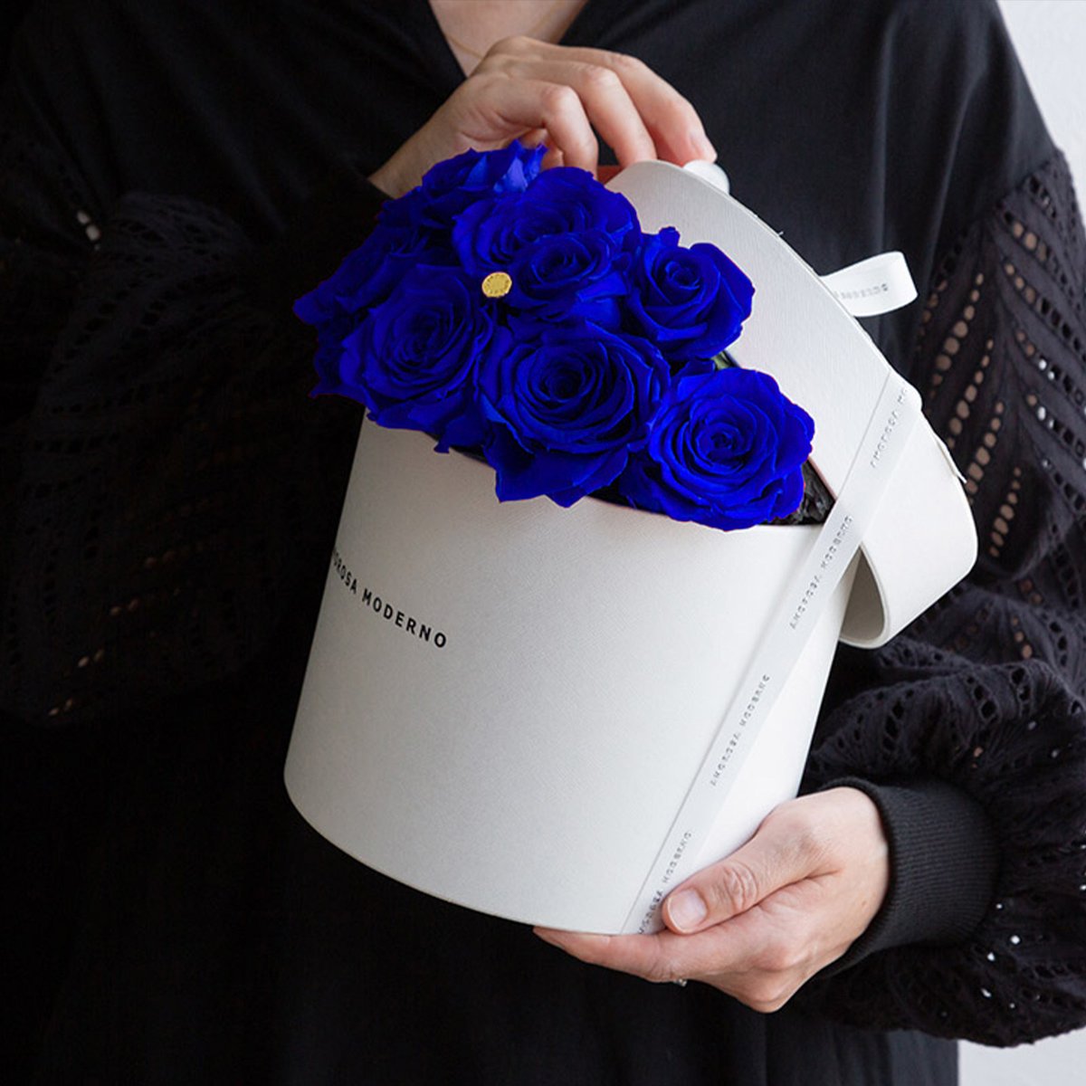 amorosa_japan's tweet photo. ブルーローズの花言葉は「夢叶う」
ブルーのダーズンローズで、思いを叶えて。

DOZEN ROSES（ダーズンローズ）シリーズ
https://t.co/IEfR6X0lY8

#ダーズンローズ #DozenRoses
#AMOROSA #アモローサ
#AMOROSAMODERNO
#アモローサモデルノ https://t.co/1dKLqNxbkF
