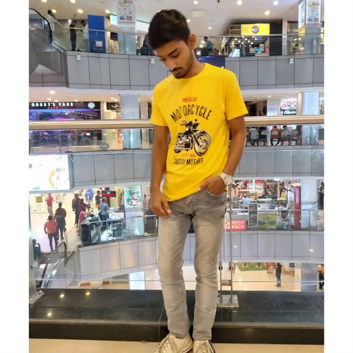 farhadsekh22's tweet photo. Axis mall, Newtown Kolkata
.
.
#farhadsekh22 #farhadsekh #newtown #axismall #kolkata 
#farhad #boys #foryoupage https://t.co/P4qPGn1BFJ