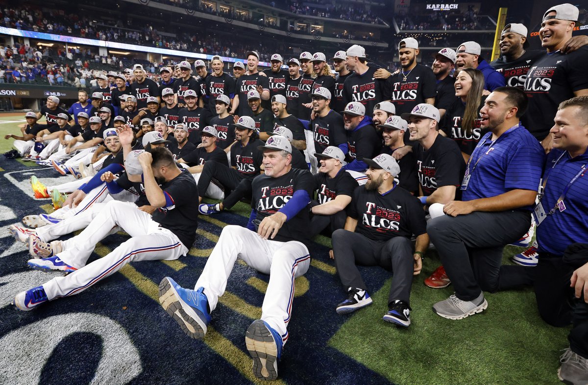 Just your average Tuesday night in Arlington. #GoAndTakeIt

📸: <a href="/dallasnews/">Dallas Morning News</a>

More photos: dallasnews.com/photos/2023/10…