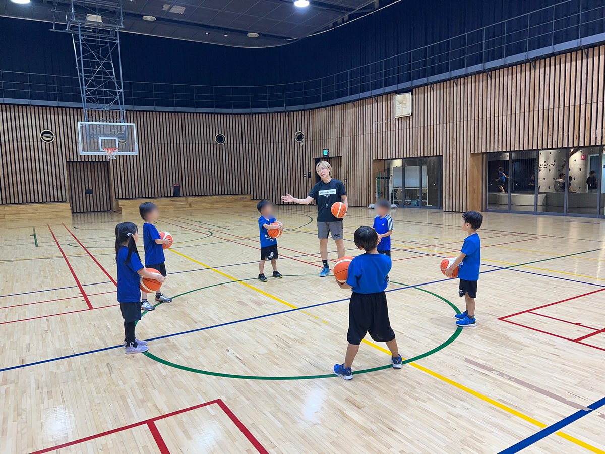 Vickies_Academy's tweet photo. 火曜クラス⛹️‍♀️

火曜クラスも第三期スタート🌬️
出来なかったことが出来た瞬間は
毎回感動ものです😿💙
みんなでたくさん成長していこう！✨
　
#東京羽田ヴィッキーズ 
#ヴィッキーズアカデミー 
#バスケ教室
#大田区総合体育館

🌱生徒募集中
▶️https://t.co/P7czaOxSpm https://t.co/I4bgV0YL27